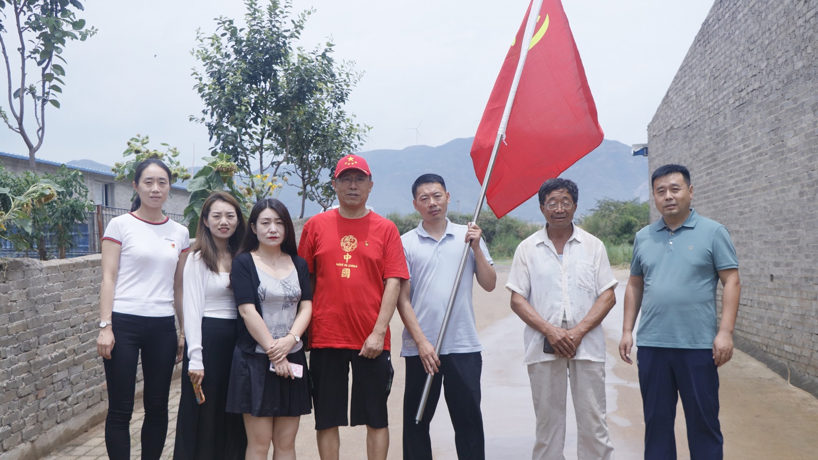 免费91看片网站党支部组织开展“慰奶农、游红馆”七一活动